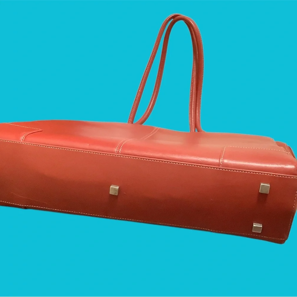 Targus introduces Jackie, a classic tote, attractive & loaded w/great features.